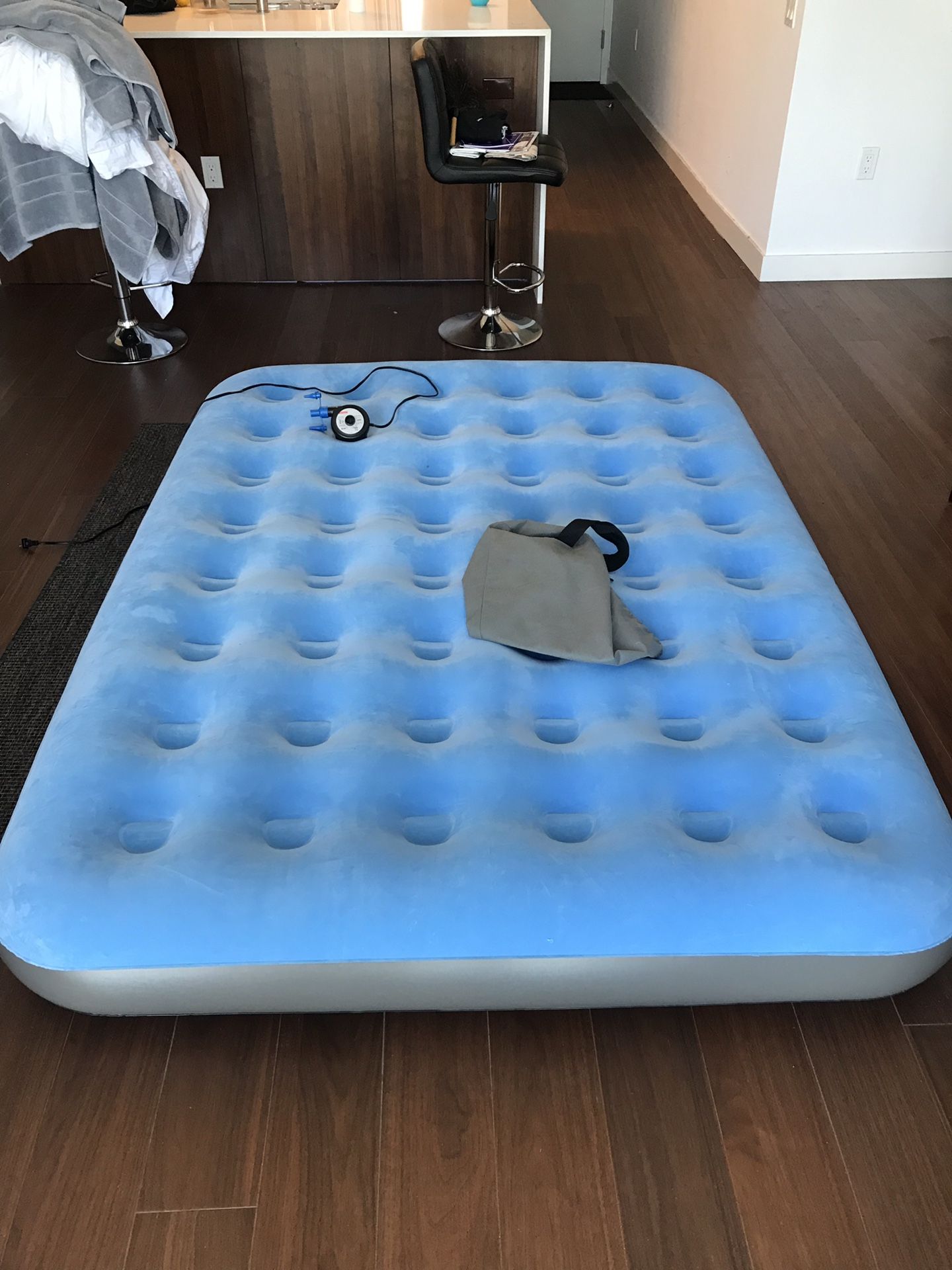 Inflatable mattress with motor