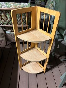 Folding corner shelf