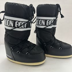This is a pair of Moon Boot Icon Nylon snow boots in black. 