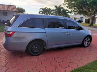 Honda Odyssey Minivan – Silver/Blue