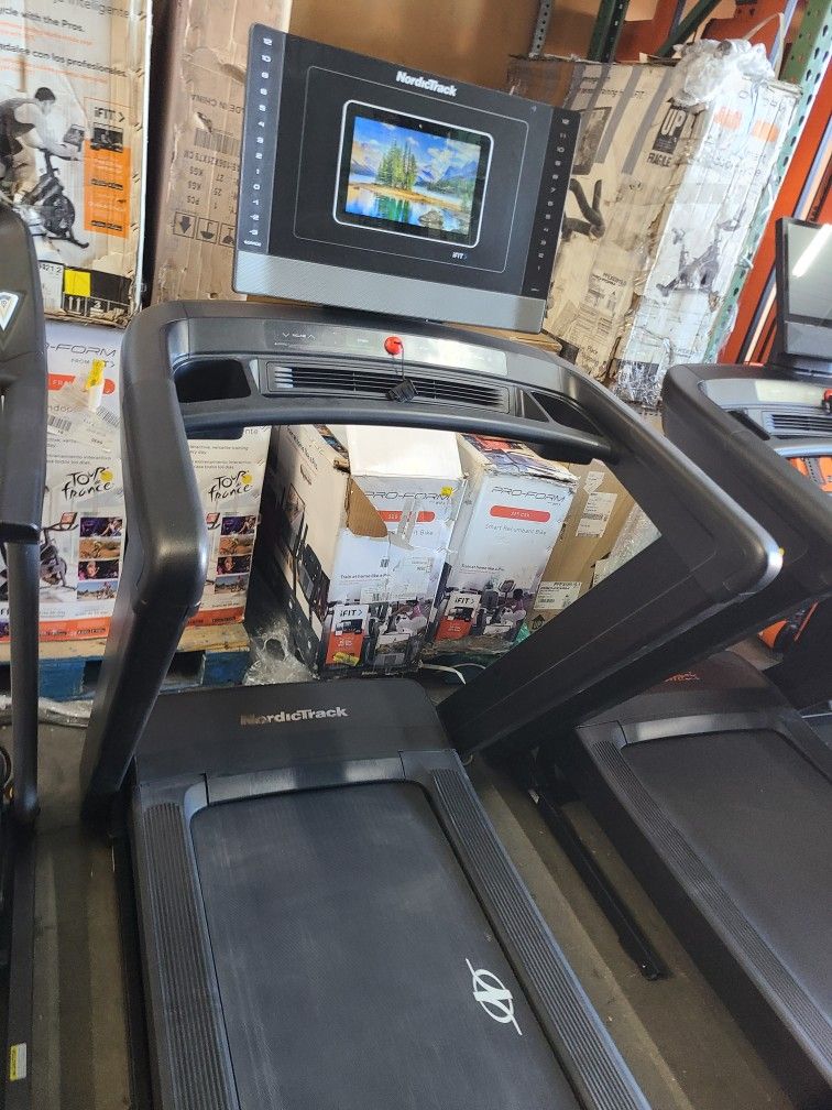 Nordictrack Commercial 1250 Model - 12" incline 12mph Max speed  - 800$ 