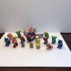 Nickelodeon Paw Patrol Lot Of 16 Figures & spaceship  