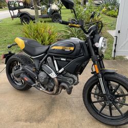 2015 Ducati Full throttle scrambler