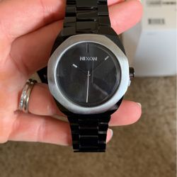 Unworn Nixon catalyst- Black/silver 