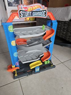 Hot Wheels City Stunt Garage playset. 