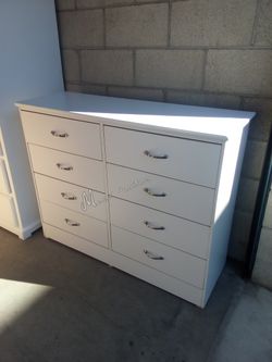 White Bedroom 8 Drawer Dresser!