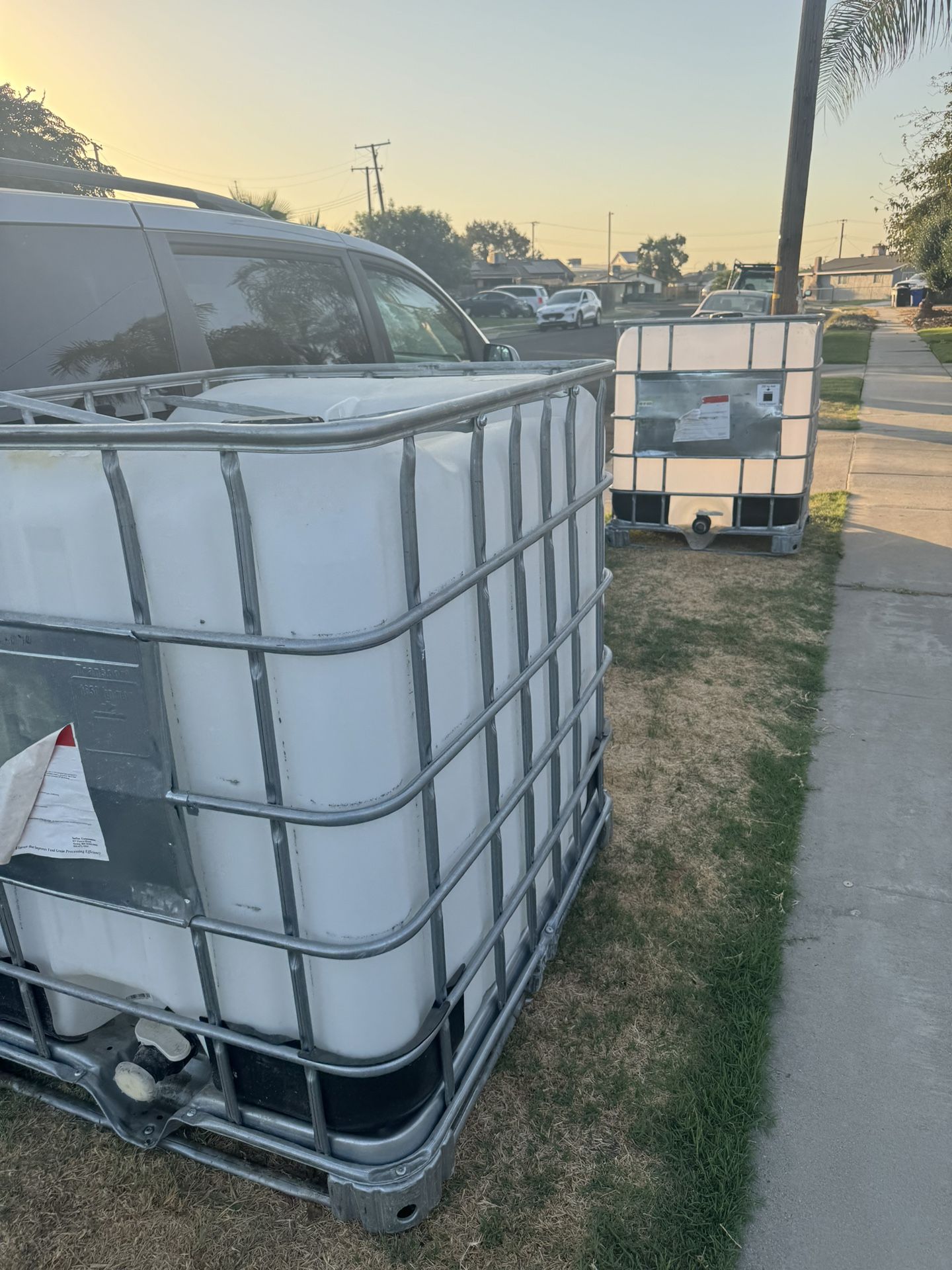 2 water storage tanks holds over 250 gallons 2 for 100$