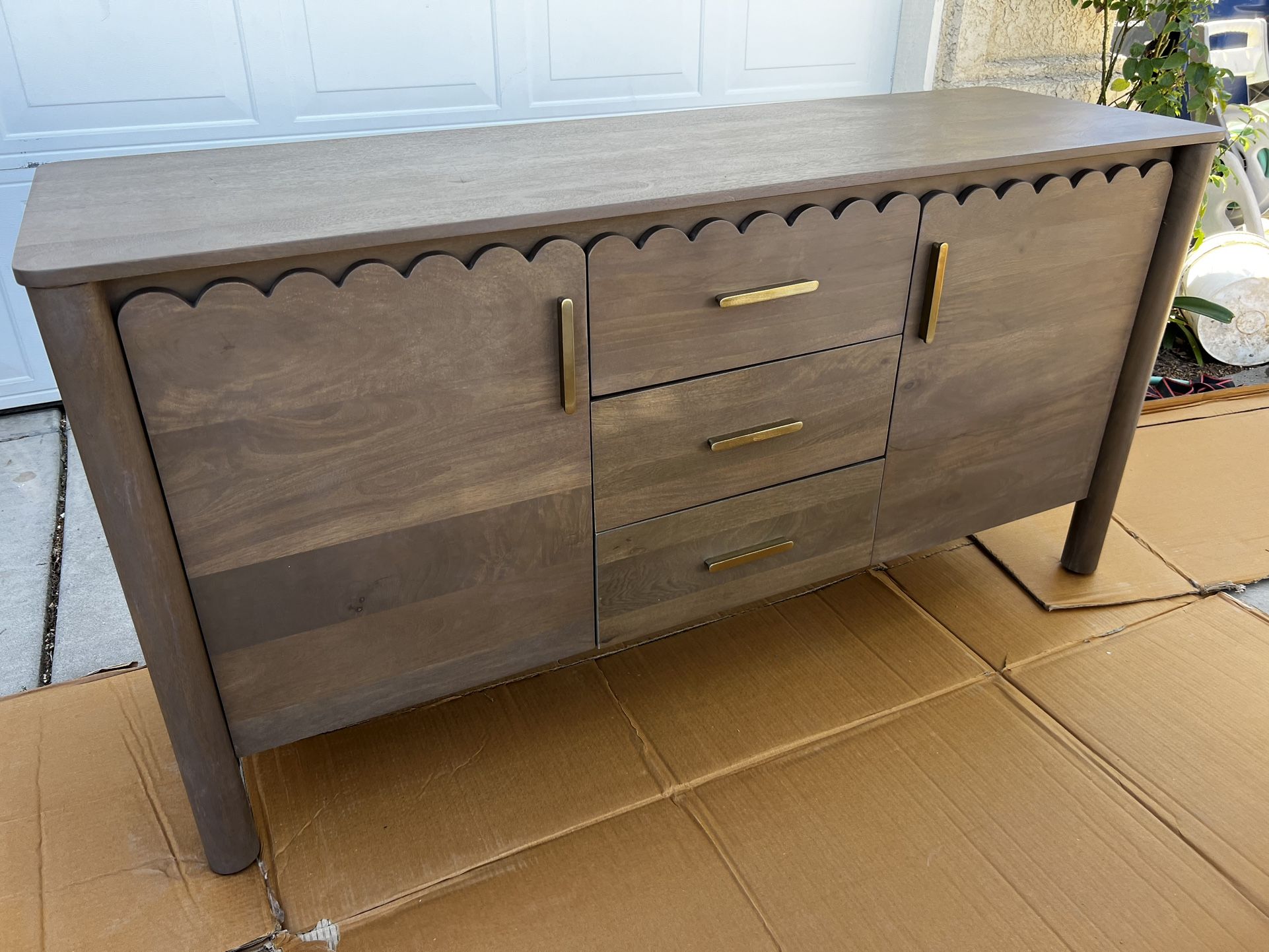 Brand New. Moes Server. Retails Over $1900. Our Price $780