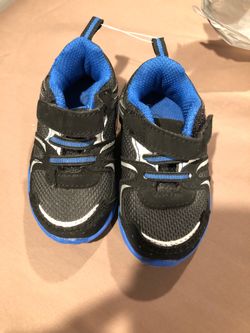 Toddlers tennis shoes size 3