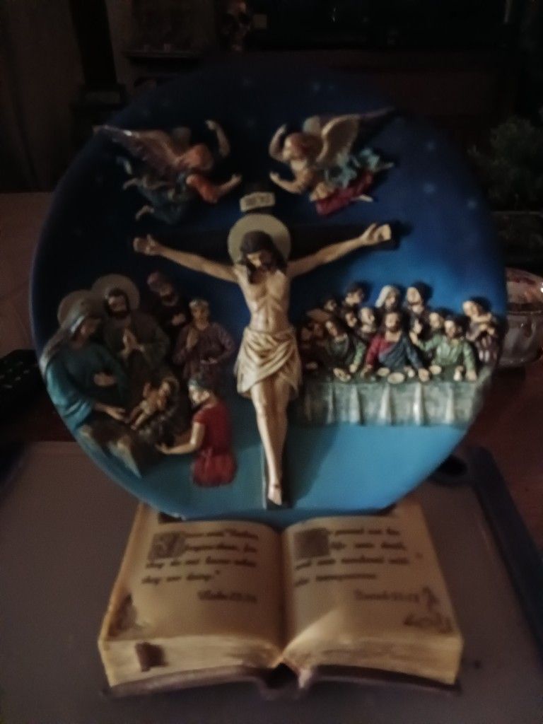 RELIGIOUS PLATTER DISPLAYED ON COPY OF BIBLE 