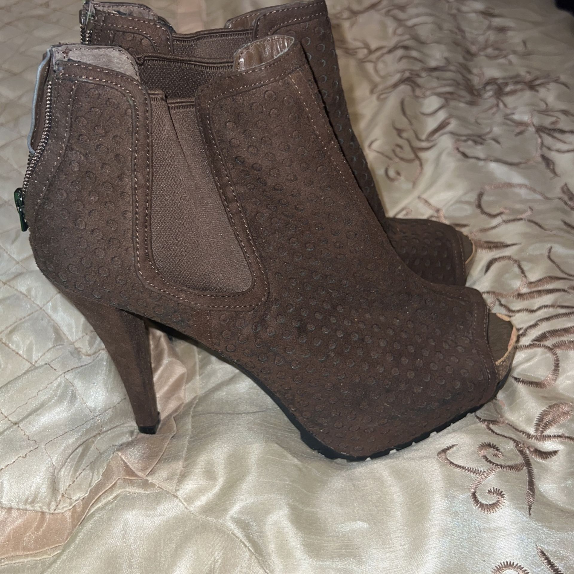 Brown Toe Out Heel