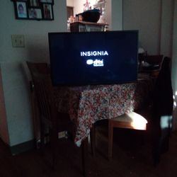 32" Insignia TV 