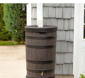 Rain barrel with darkened ribs Capacity: 55–60 gallons