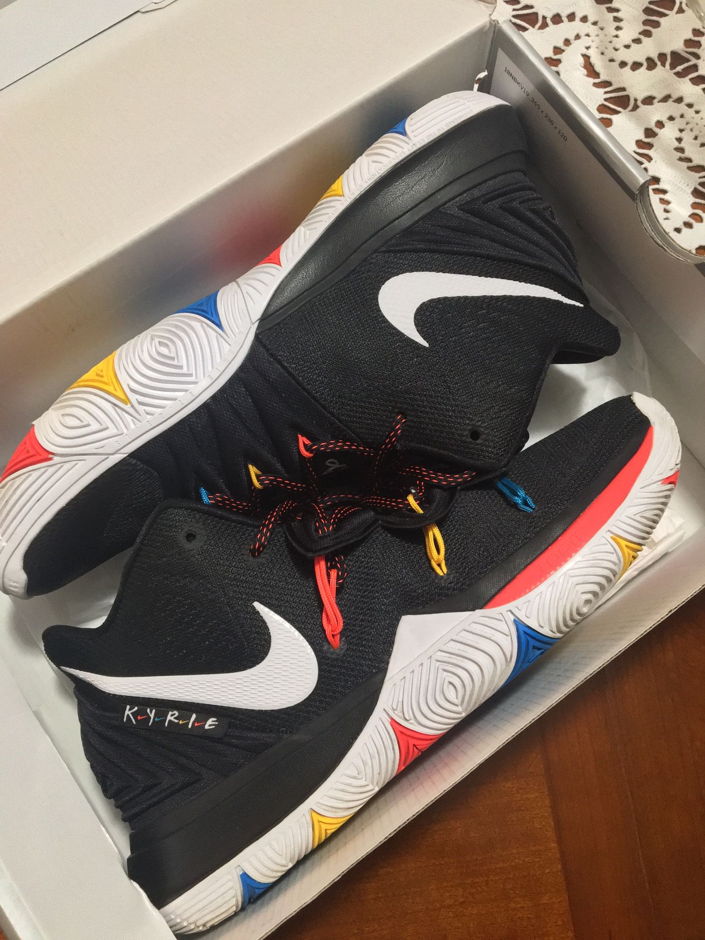 Tenis Nike Kyrie Tenis Kyrie Irving Friends KYRIE “FRIENDS” SZ