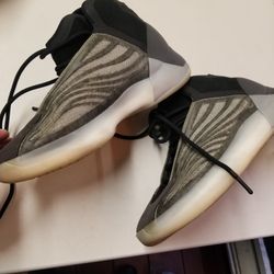 Adidas yeezy quantum barium  Size 8.5  