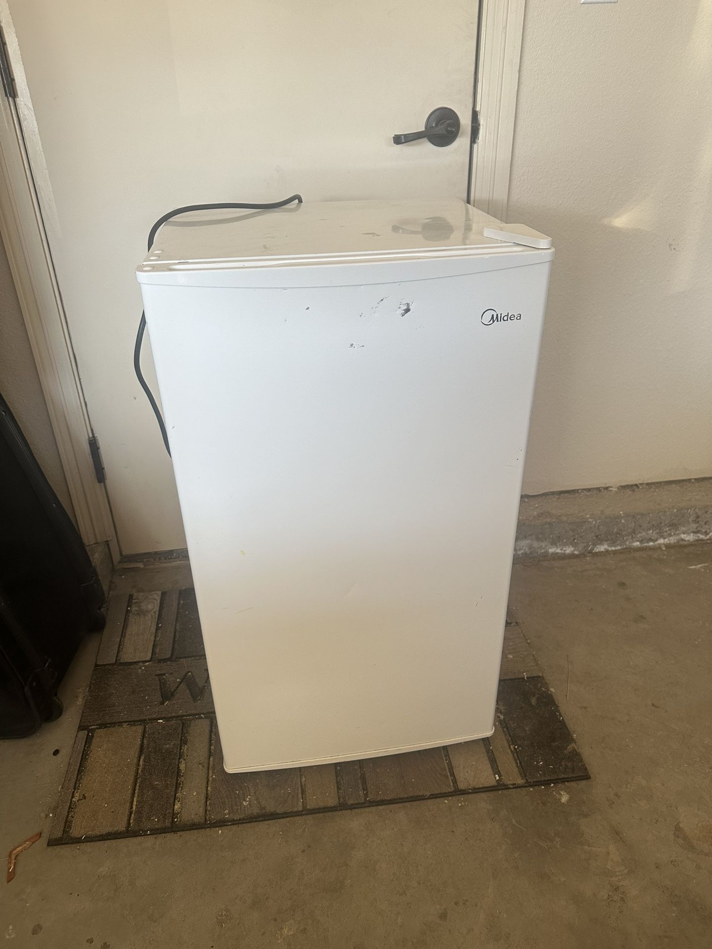 Compact (Mini) Refrigerator