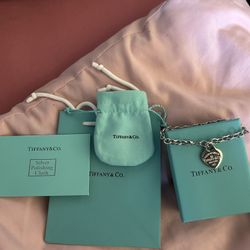 Tiffany & Co. Return to Tiffany® Heart Tag Bracelet in Sterling Silver with a Diamond – Medium