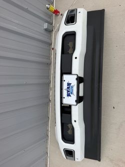 🔥 2023–2026 Ford F-250 / F-350 / F-450 Super Duty Front Bumper 🔥  💰 $699  ✅ Pearl White ✅ Platinum ✅ Perfect Condition ✅ Ready to install  Fits 202