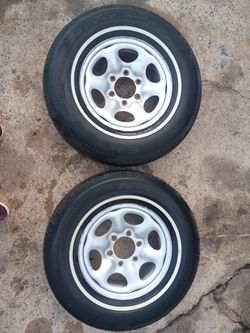 Chevy rims 6 lug with 4 like new tires size is 235/75/R15