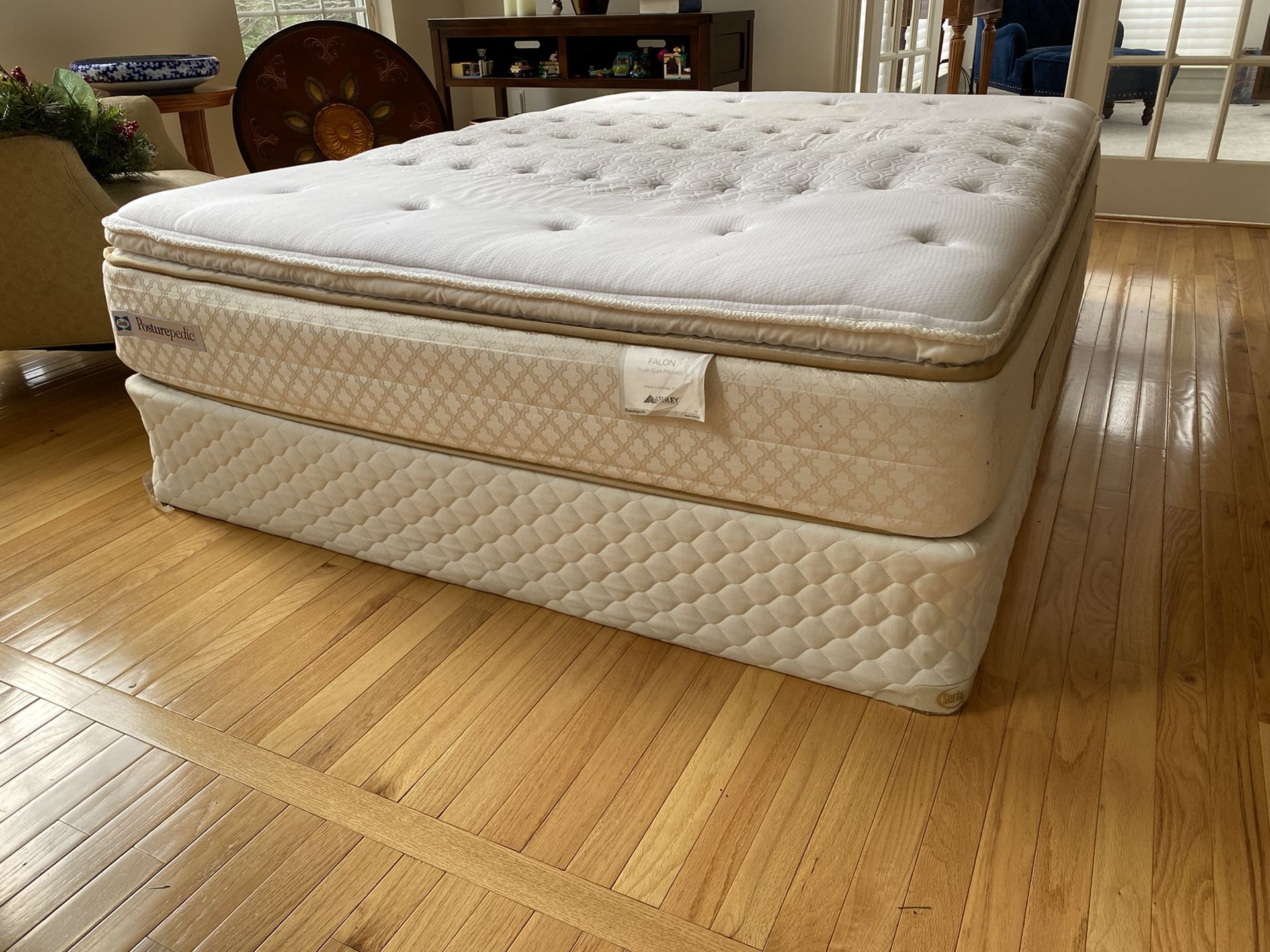 Queen Sealy Posturepedic Mattress And Box Springs