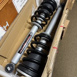 7” Lifted Rough Country Struts For Lifted Trucks 08-18 Chevy Gmc Trucks Installed 