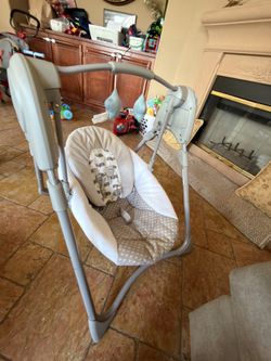 Graco Slim Spaces Compact Baby Swing