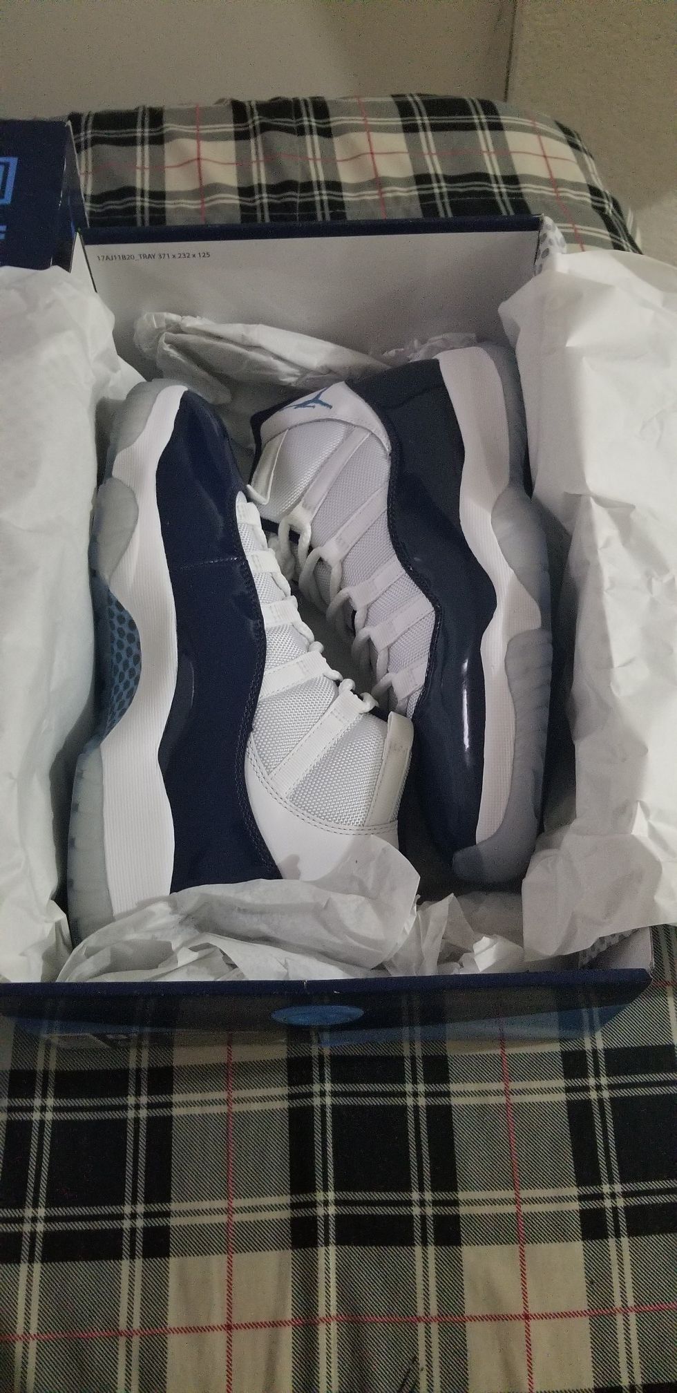 JORDAN 11 RETRO UNC (WIN LIKE 82) SIZE 8.5
