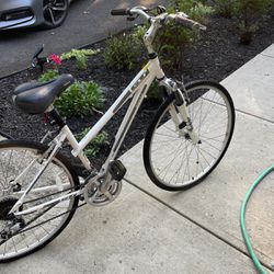 Woman’s GT Hybrid Nomad Bicycle Like new