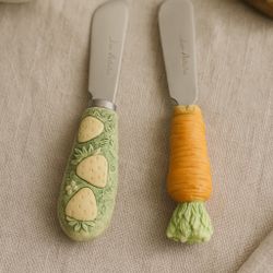 Joie De Vivre 1990s Funky Strawberry & Carrot Resin Handle Spreaders, 5” REPAIRED