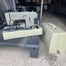 Singer Sewing Machine 
