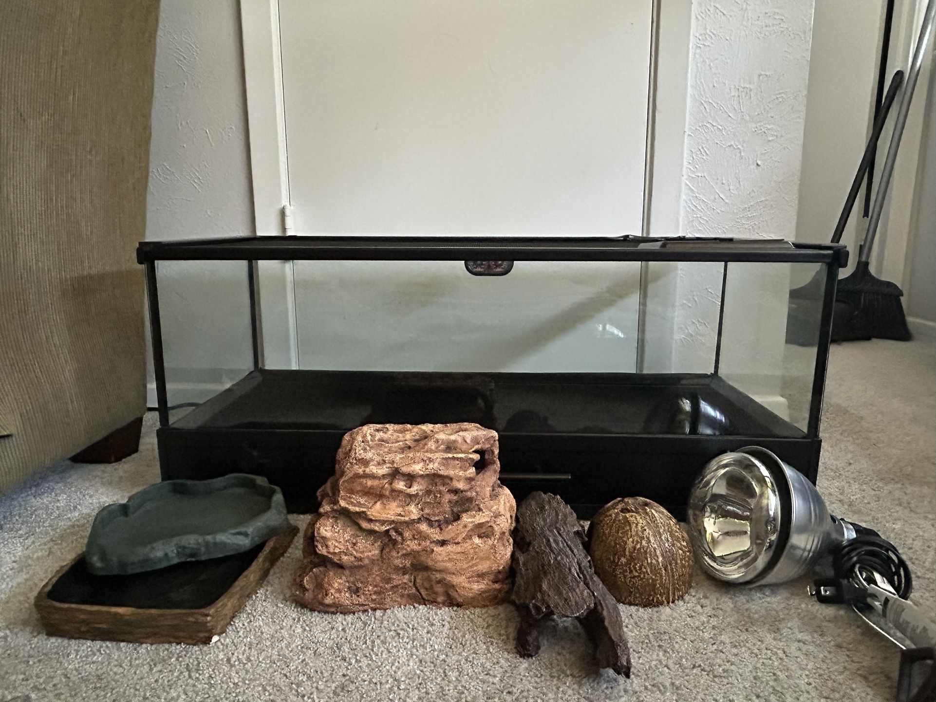 Reptile Tank 20gal, 3 Hides, 2 Water Dish And Heat Lamp