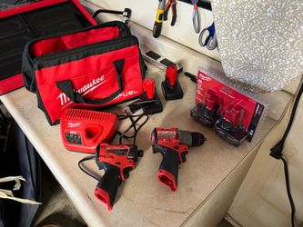 Milwaukee M12 Drill + Impact Driver Combo w/ 4 batteries