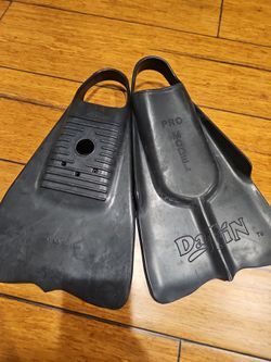 MINT DaFin Pro Classic Swim Fins - Black - Size Medium (7-8)