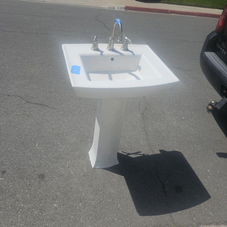 24 Inch Pedestal Sink W/ Fawcet