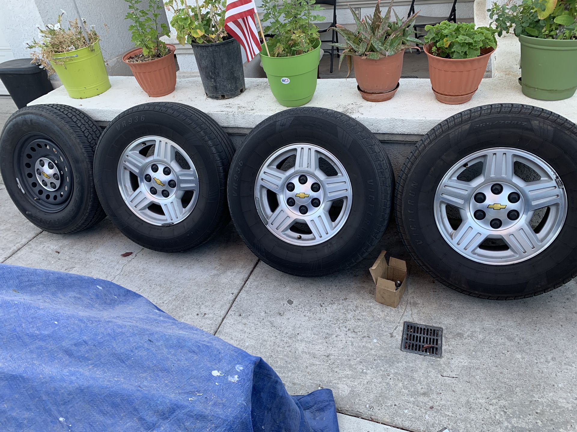 Stock 17 inch Chevy wheels ! Silverado wheels ! Stock wheels ! Gmc / Tahoe / suburban! 6 lug wheels