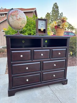 7 Drawer Modern Dresser Chest of Drawers Furniture Great Condition
