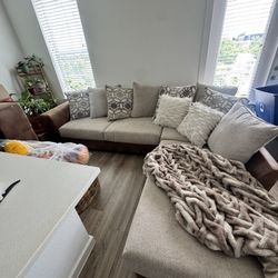 Sectional couch With Ottoman 