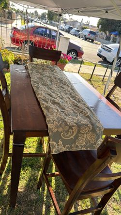 Se vende usado tiene algunos detalles pura madera buena $50 es de 4 sillas bien resistente