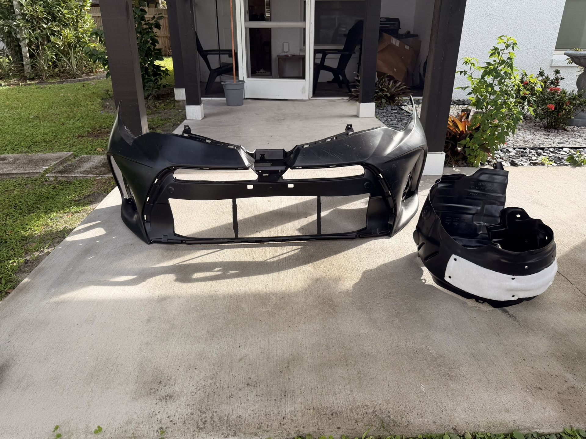 Toyota Corolla SE 2018 Front Bumper + Driver Fender Liner (Like New)