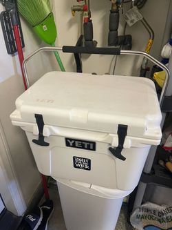 YETI Roadie Hard Cooler White 20 cans