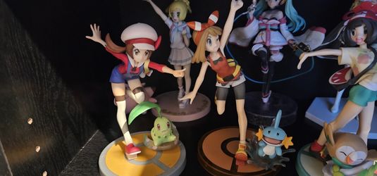 Pokemon Trainers Statues