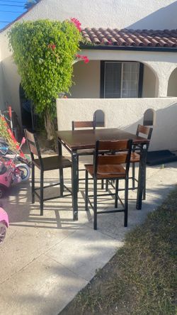 Five pieces dining set high style good condition size H36” W38” L38”