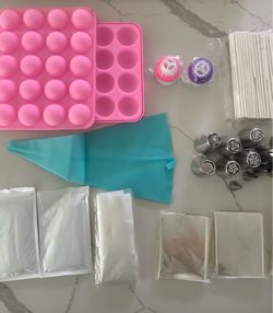 NEW Cake Decorating Kit $15