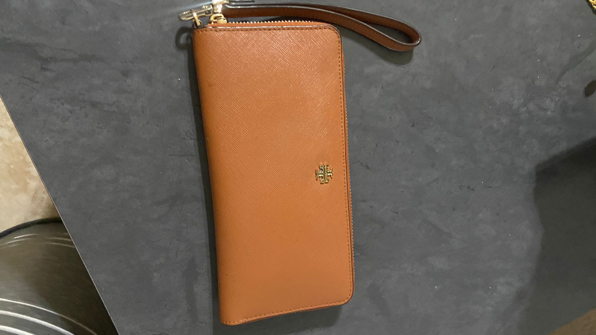 Tory Burch York Buckle Tote AND Passport Wallet for Sale in Scottsdale, AZ  - OfferUp