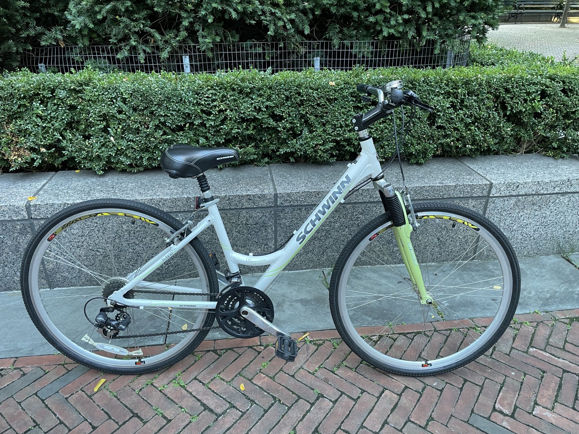 26 Schwinn Trailway Aluminum Hybrid Bike for Sale in New York NY OfferUp