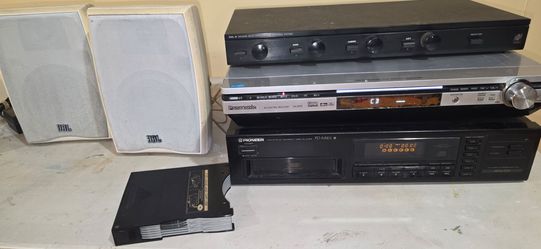 Stereo system with speakers