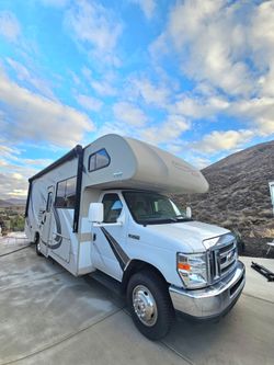 2018 ford 350 26ft freedom elite motohome 25.000 miles everything works great