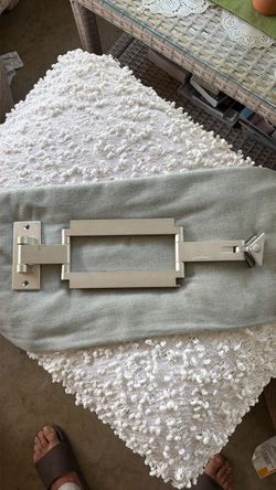 Telescopic TV mount