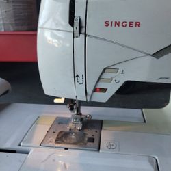 Singer Sewing Machine $100