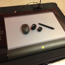 Intuos 4 XL Computer Drawing Tablet with Mouse and Extra Pen Tips